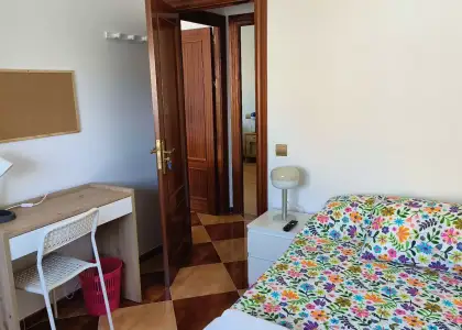 Se alquila habitación en piso compartido de 3 habitaciones en Cruz del Humilladero, gastos incluidos, solo chicas en Málaga