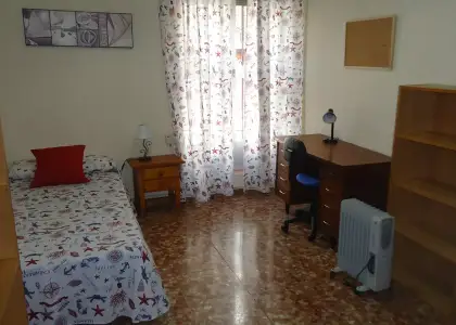 Se alquila habitación en piso compartido de 4 habitaciones en Ciudad Jardín en Córdoba