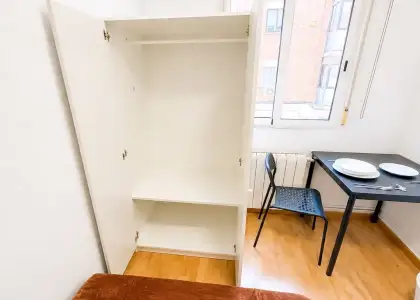 Se alquila habitación en piso compartido de 4 habitaciones en Pradolongo, todos los gastos incluidos. en Madrid
