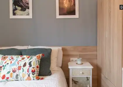Se alquila habitación en piso compartido de 4 habitaciones en Valdeacederas en Madrid