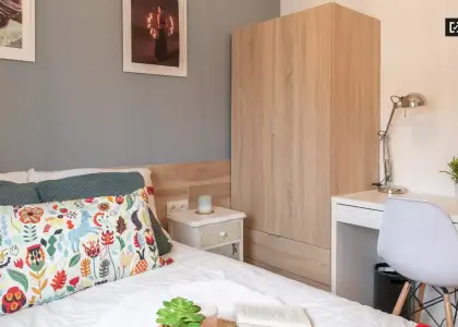 Se alquila habitación en piso compartido de 4 habitaciones en Valdeacederas en Madrid