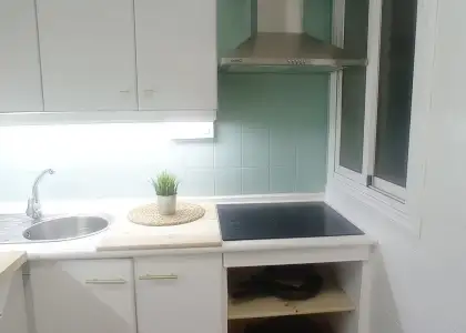 Se alquila habitación en piso compartido de 5 habitaciones en Adra, gastos incluidos, ideal solo para chicas. en Almería