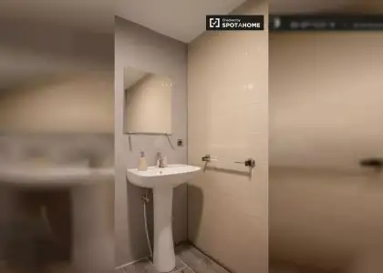 Se alquila habitación en piso de 7 habitaciones en Chamartín, Madrid en Madrid