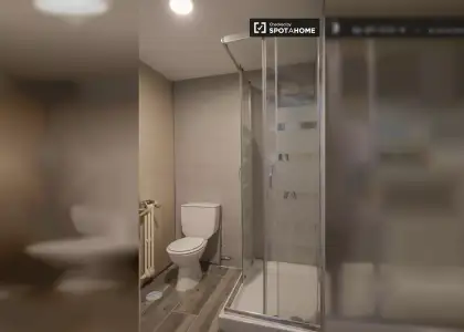 Se alquila habitación en piso de 7 habitaciones en Chamartín, Madrid en Madrid