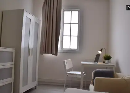 Se alquila habitación en piso de 8 habitaciones en Valencia en Valencia