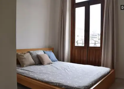 Se alquila habitación en piso de 8 habitaciones en Valencia en Valencia