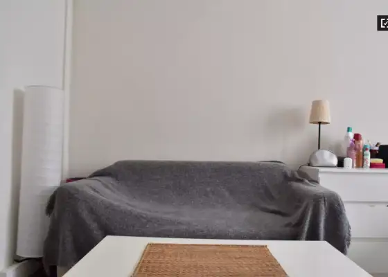 Se alquila habitación en piso de 8 habitaciones en Valencia