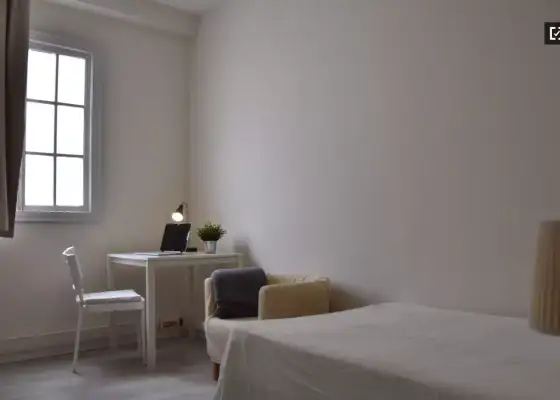 Se alquila habitación en piso de 8 habitaciones en Valencia