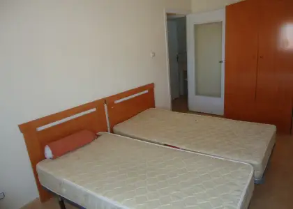 Se alquila piso totalmente centrico y semi-amueblado con cuatro dormitorios en Manzanares