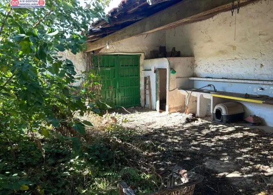 Se vende casa para reforma íntegra con salida a dos calles, amplio patio, 3 dormitorios y tres baños en Quero