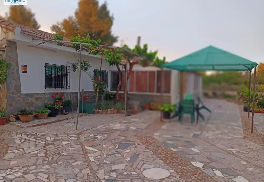 Se vende gran parcela - casas viejas en Albacete