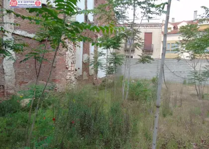 Solar + vivienda con dos alturas en zona muy céntrica de alcazar de san juan. La vivienda dispone de 2 habitaciones, salón comedor, cocina independiente, un baño completo, cocina de fuego bajo, gar en Alcázar de San Juan