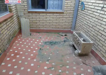 Solar + vivienda con dos alturas en zona muy céntrica de alcazar de san juan. La vivienda dispone de 2 habitaciones, salón comedor, cocina independiente, un baño completo, cocina de fuego bajo, gar en Alcázar de San Juan