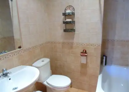 Vivienda de 2 dormitorios y un baño. Cuenta con salón/cocina, aire acondicionado y calefacción eléctrica por acumuladores. Ubicado en zona pablo iglesias en Alcázar de San Juan