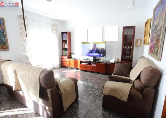 Vivienda en 1ª planta, con 2 patios de luces, 4 dormitorios, amplio salon, 2 baños, cocina muy amplia y luminosa. en Alcázar de San Juan